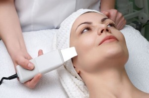 Frau erhält Behandlung mittels apparativer Kosmetik