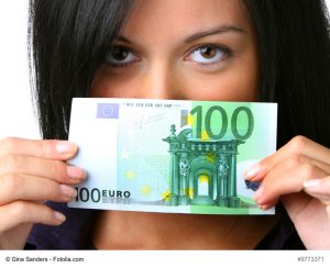 Junge Frau mit Eurobanknote